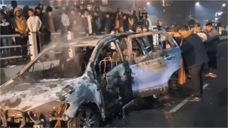 क्रिकेटरों की चलती कार में लगी आग