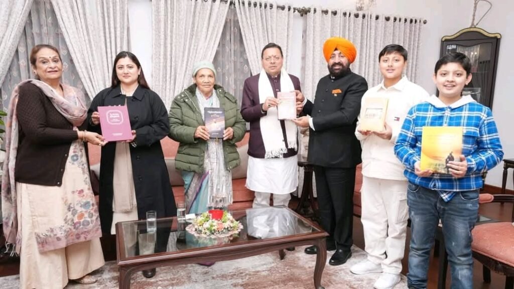 मुख्यमंत्री धामी ने सपरिवार राज्यपाल लेफ्टिनेंट जनरल गुरमीत सिंह (से.नि.) से की शिष्टाचार भेंट