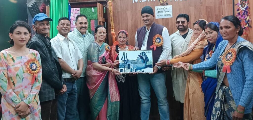 उत्कृष्ट कार्य करने वाली महिलाओं को किया सम्मानित