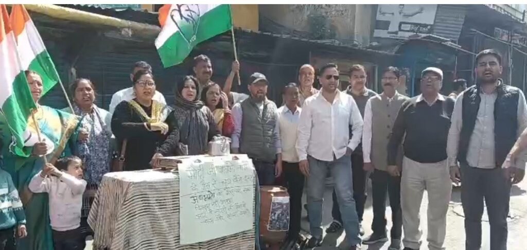 रसोई गैस संकट को लेकर कांग्रेस का अनोखा प्रदर्शन, गटर गैस से चाय-पकोड़े बनाकर जताया विरोध