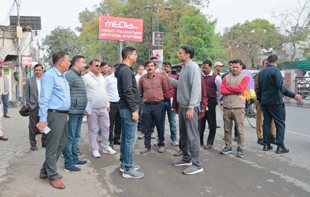 देहरादून में सड़क रेस्टोरेशन कार्यों का सुबह 06 बजे निरीक्षण, लोनिवि सचिव ने दिए सख्त निर्देश