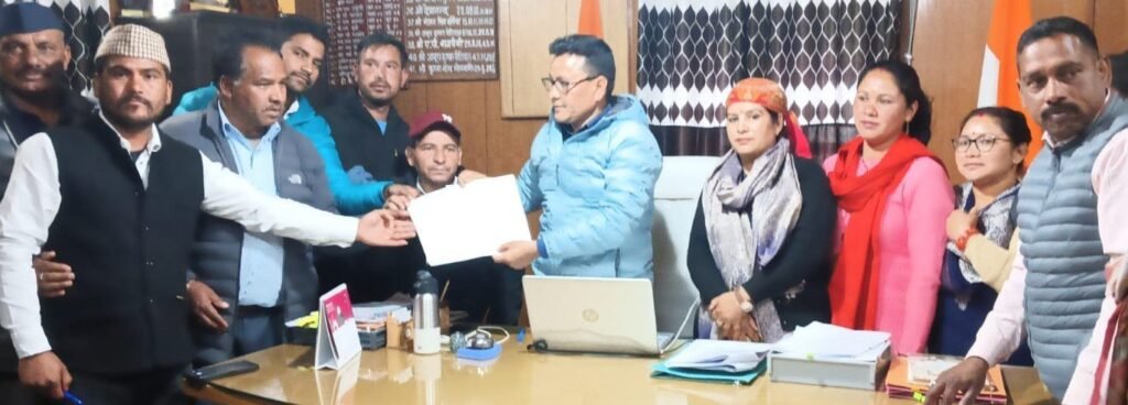 प्रभावितों की चेतावनी : पांच दिनों में हो मांग पूरी, नहीं तो एनटीपीसी पर करेंगे तालाबंदी