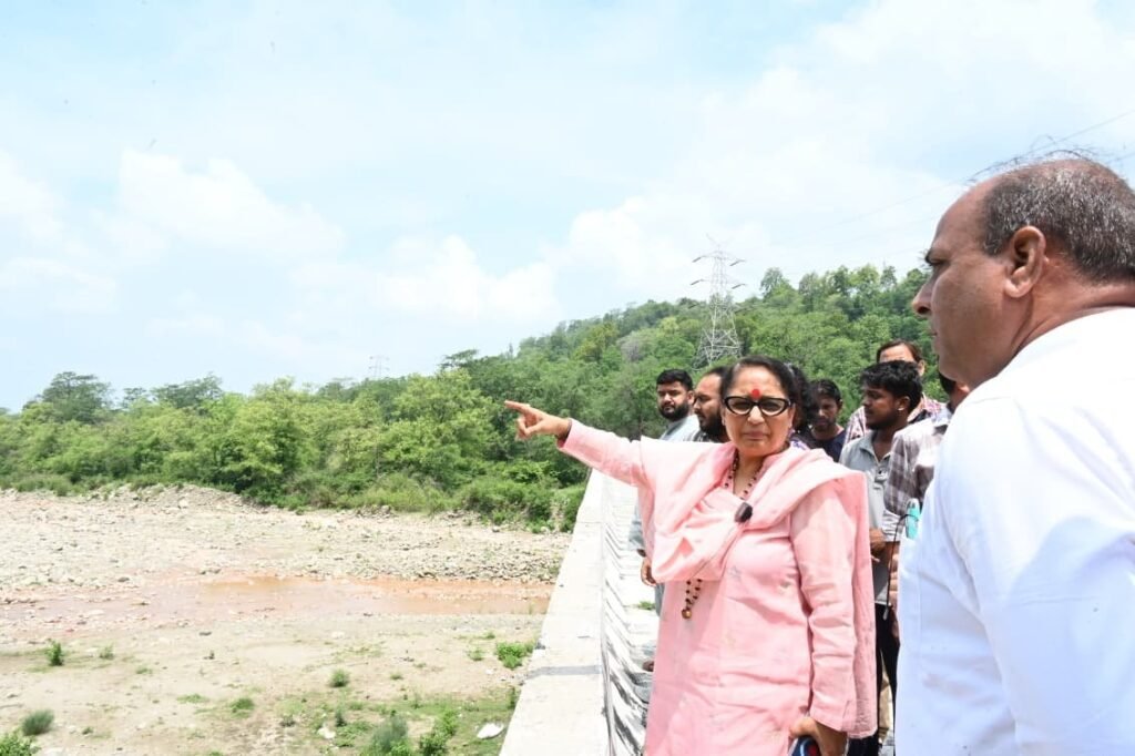 कोटद्वार : सुखरौ नदी के कटाव प्रभावित क्षेत्र का विधानसभा अध्यक्ष ऋतु खण्डूडी भूषण ने किया निरीक्षण