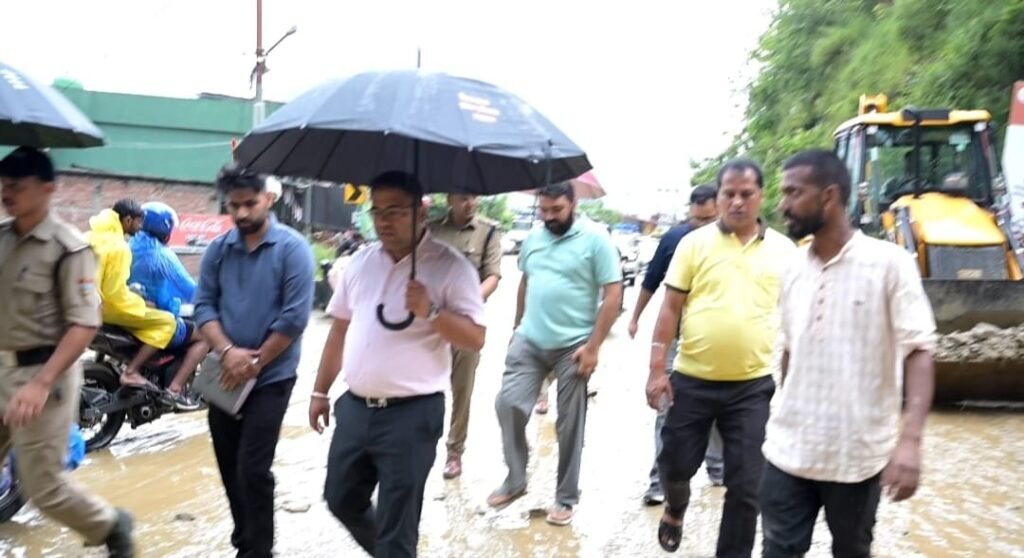 डीएम विशाल मिश्रा ने तिलवाड़ा क्षेत्र में केदारनाथ राष्ट्रीय राजमार्ग-107 पर मलबा आने पर किया स्थलीय निरीक्षण, मशीनें संवेदनशील स्थल पर तैनात रखने, त्वरित मार्ग बहाली एवं तकनीकी आकलन के दिए निर्देश